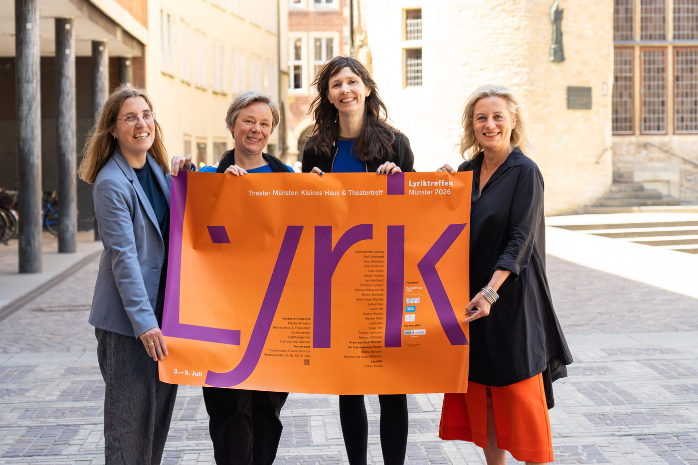 Pressefoto2026_DinA0_©Stadt-Münster---Michael-Lyra_28985_1400 Kulturamtsleiterin Frauke Schnell | Aurélie Maurin, künstlerische Leiterin (zusammen mit Anja Utler) | Kulturdezernentin Cornelia Wilkens (v.l.)